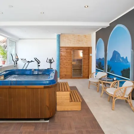 Modern With Swimming Pool & Sea Views דירה